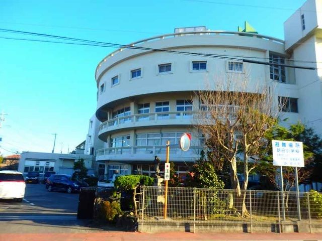 近くの朝日小学校まで1,100m(徒歩14分)