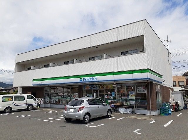 近くのファミリーマート高森三丁目店まで450m（徒歩6分）