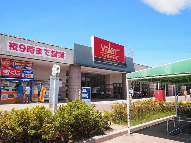 近くのスーパーまで1,800m（徒歩23分）