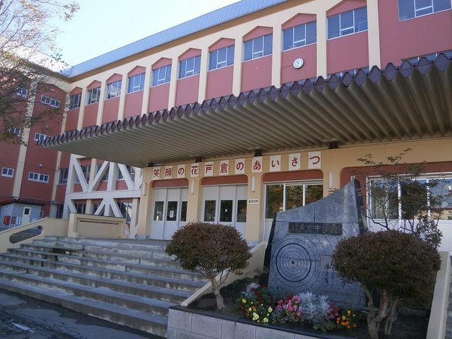 近くの函館市立戸倉中学校まで500m（徒歩7分）