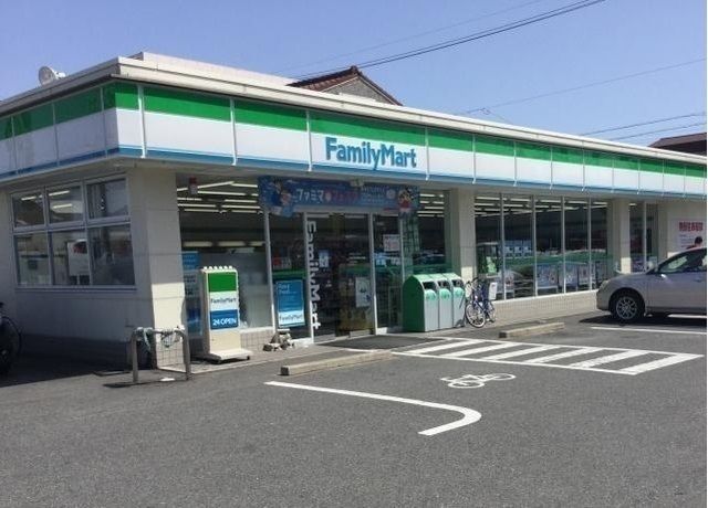 近くのファミリーマートまで350m（徒歩5分）