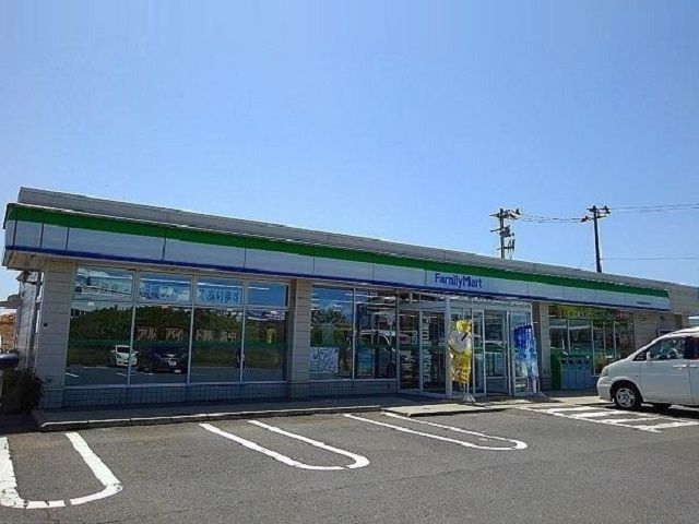 近くのファミリーマート御所野湯本店まで700m（徒歩9分）