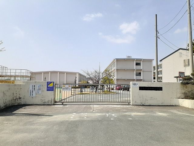 近くの浜松市立和田小学校まで300m(徒歩4分)
