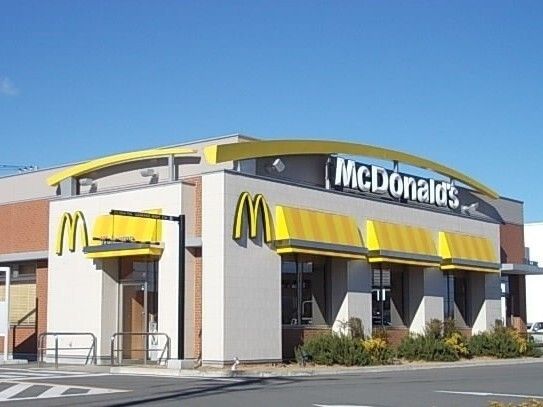 近くのマクドナルド407高坂店まで450m(徒歩6分)