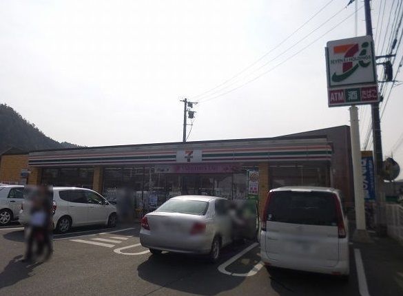 近くのセブンイレブン ガラスの里店まで550m(徒歩7分)