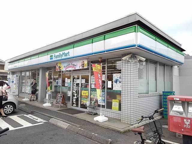 近くのファミリーマート越谷宮本店まで350m（徒歩5分）
