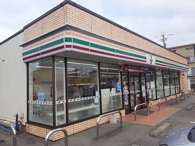 近くのコンビニまで670m（徒歩9分）