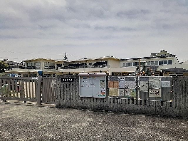 近くの鷲塚保育園まで806m（徒歩11分）