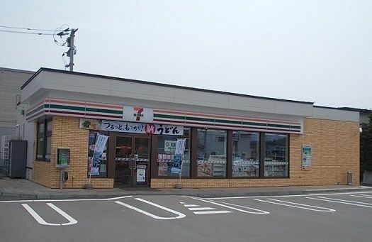 近くのコンビニまで400m（徒歩5分）