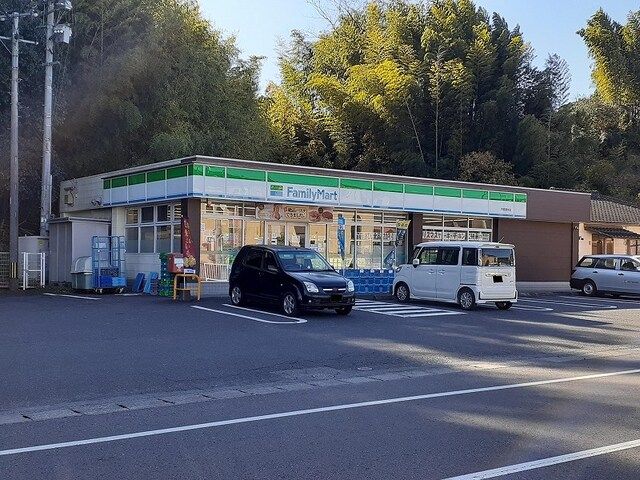 近くのファミリーマートまで350m(徒歩5分)