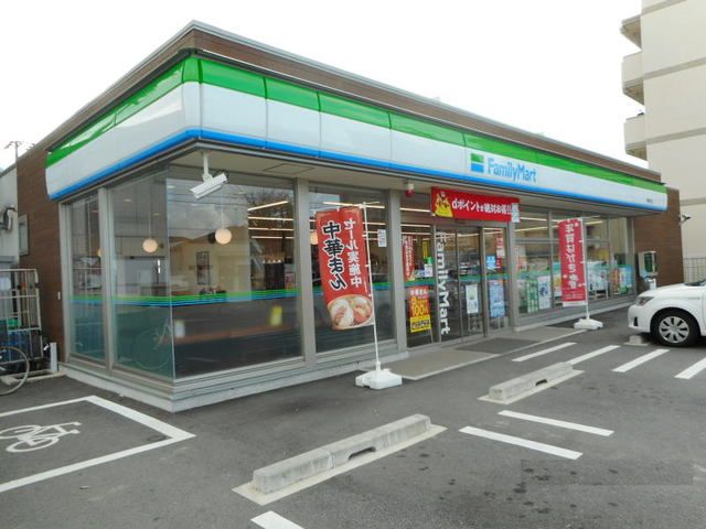 近くのファミリーマートまで400m（徒歩5分）