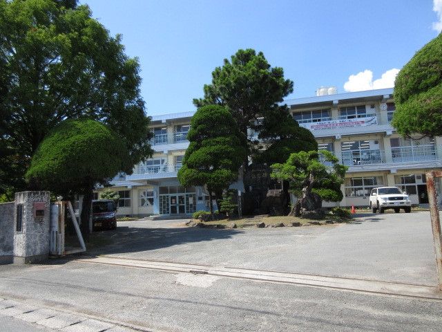 近くの小学校まで590m（徒歩8分）