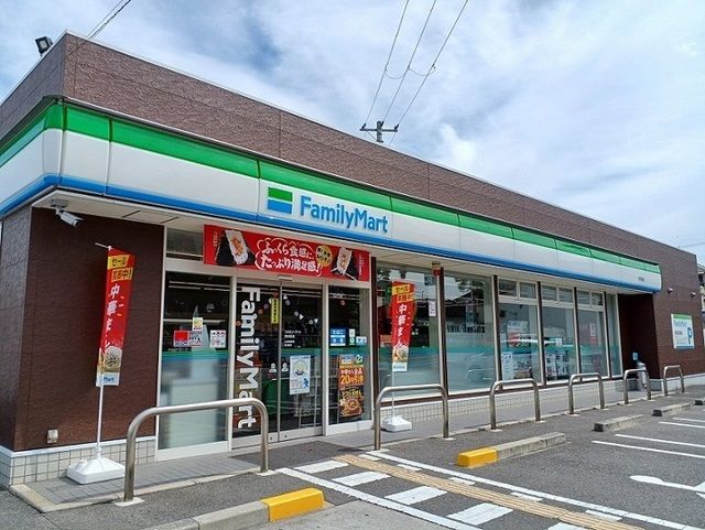 近くのコンビニまで580m（徒歩8分）