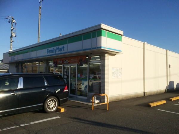 近くのファミリーマートまで240m（徒歩3分）