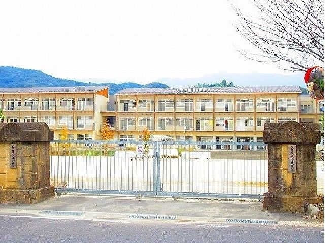 近くの小学校まで1,300m（徒歩17分）