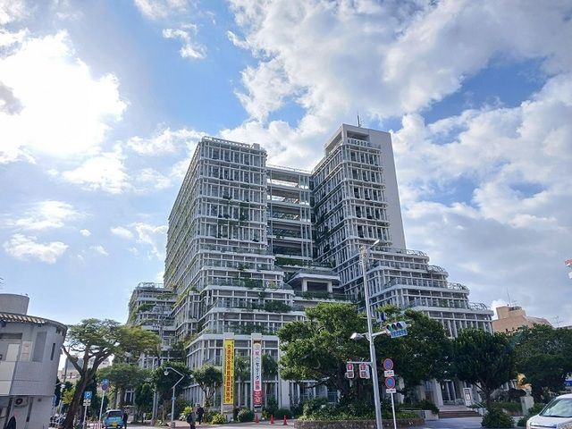 近くの那覇市役所まで3,400m（徒歩43分）