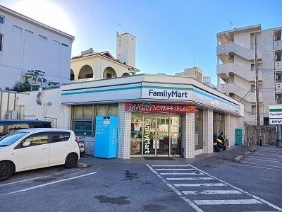 近くのファミリーマート小禄南小学校前まで230m（徒歩3分）