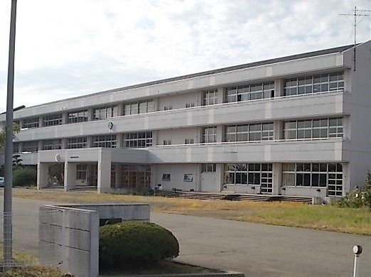 近くの神納小学校まで900m（徒歩12分）