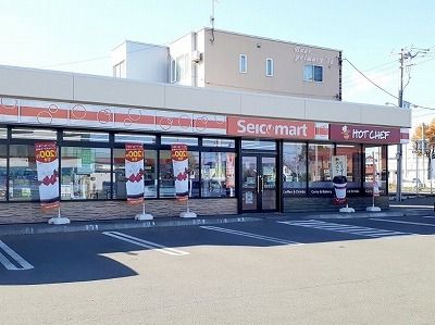 近くのセイコーマートとん田西町店まで450m（徒歩6分）