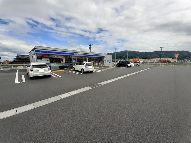 近くのコンビニまで650m（徒歩9分）