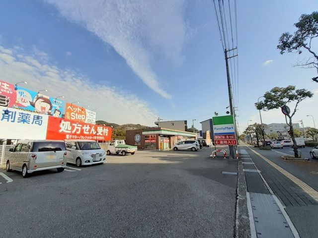 近くのファミリーマート高知東秦泉寺店まで180m(徒歩3分)