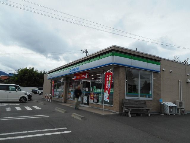 近くのファミリーマート松本波田三溝店まで800m（徒歩10分）