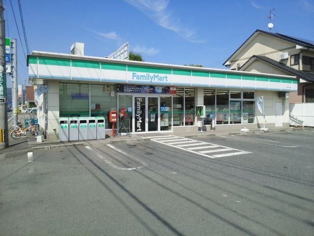 近くのファミリーマートあきた店まで380m（徒歩5分）
