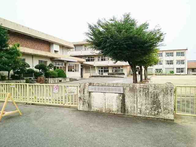 近くの一宮市立 開明小学校まで1,300m(徒歩17分)