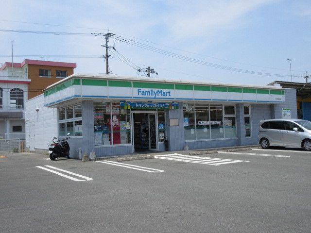 近くのファミリーマートまで300m（徒歩4分）