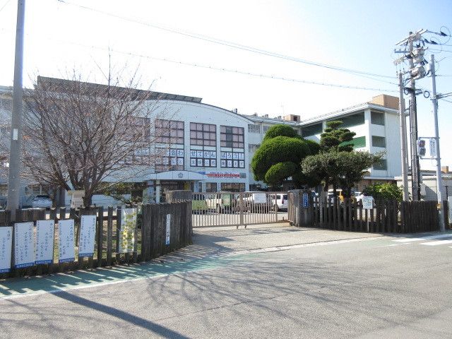 近くのみなと小学校まで810m(徒歩11分)