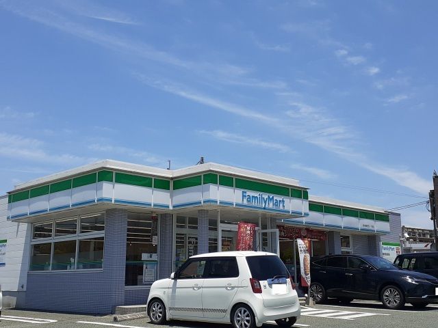 近くのファミリーマート鶴羽田１丁目店まで350m（徒歩5分）