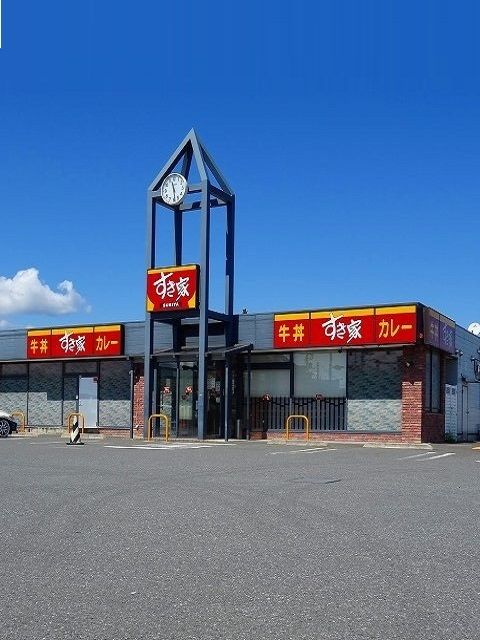 近くのすき家16号二本木店まで900m（徒歩12分）