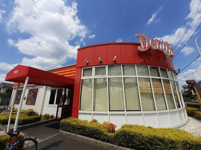 近くのデニーズ越谷東大沢店まで220m(徒歩3分)