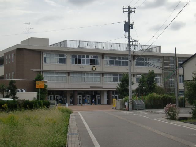 近くの戸出西部小学校まで1,000m(徒歩13分)
