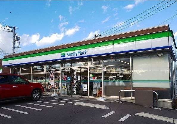 近くのファミリーマート飯山店まで350m（徒歩5分）