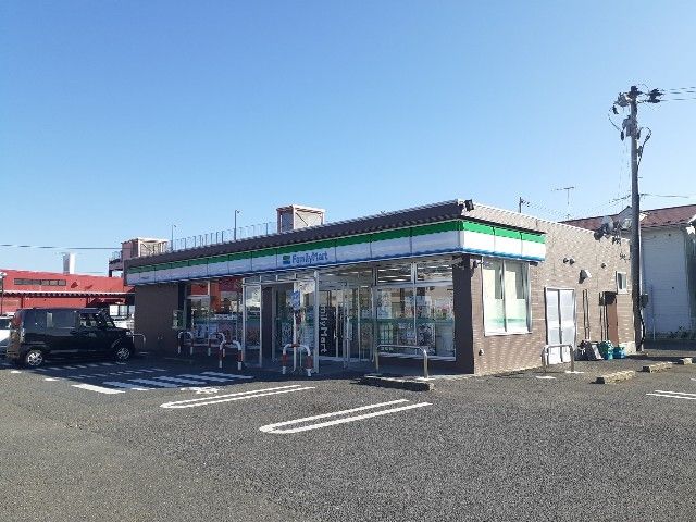 近くのファミリーマート古川大江向店まで300m（徒歩4分）