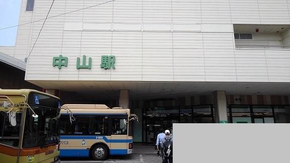 近くの中山駅まで1,600m（徒歩20分）