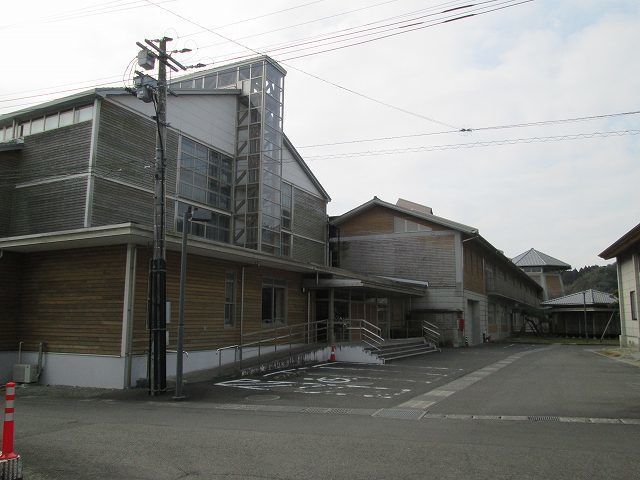 近くの高岡小学校まで650m（徒歩9分）