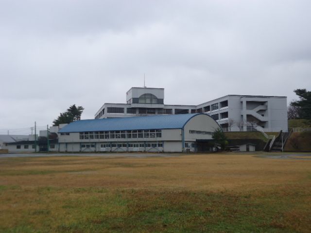 近くの市立平沢小学校まで800m(徒歩10分)