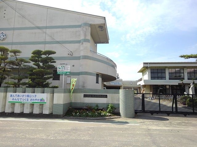 近くの丸亀市立飯山南小学校まで1,400m（徒歩18分）