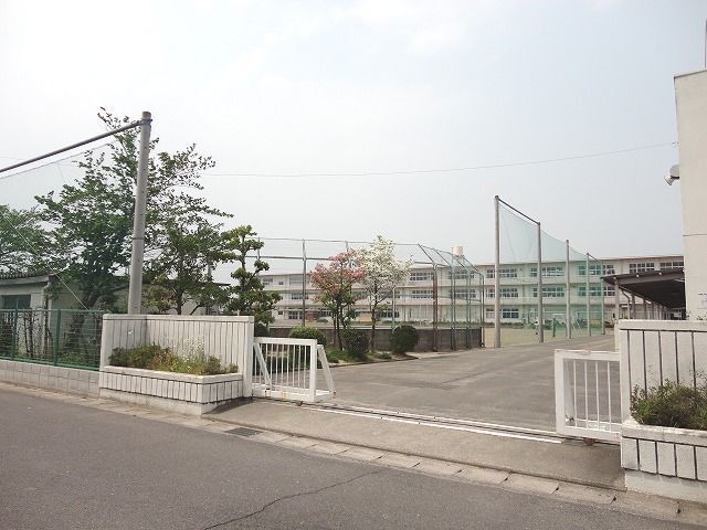 近くの小学校まで1,000m（徒歩13分）