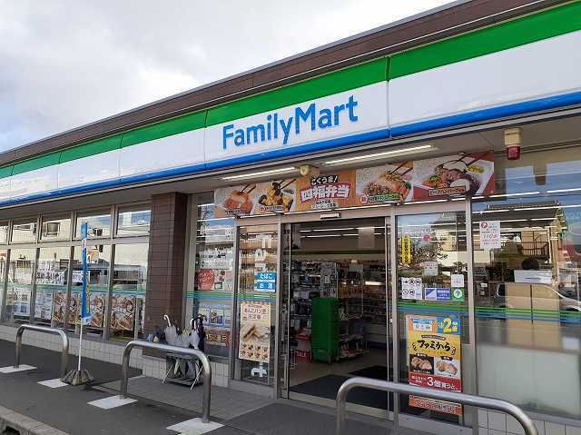近くのファミリーマートまで700m（徒歩9分）
