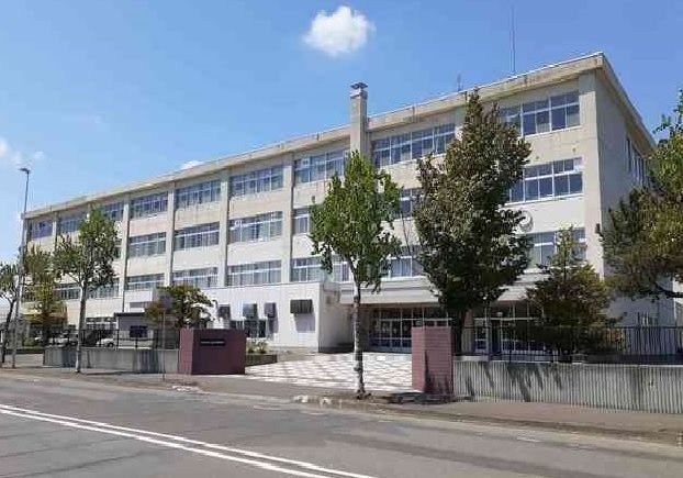 近くの札幌市立厚別中学校まで1,250m（徒歩16分）