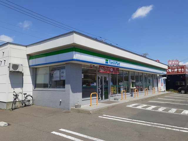 近くのファミリーマートまで500m（徒歩7分）