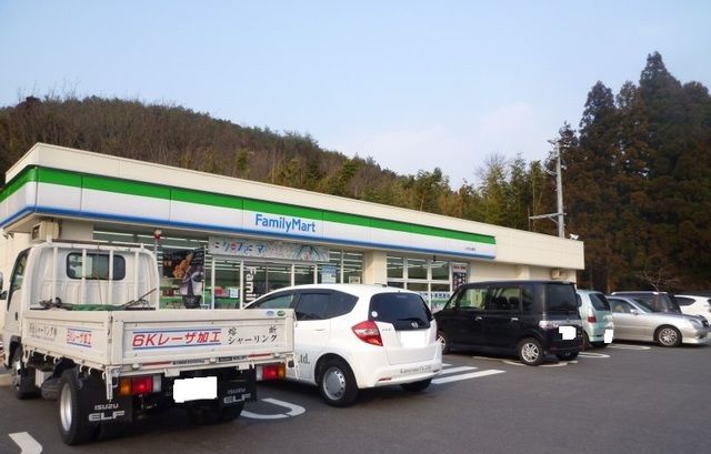 近くのファミリーマートいせき山東店様まで2,200m（徒歩28分）
