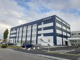 近くの深川市役所まで1,100m（徒歩14分）
