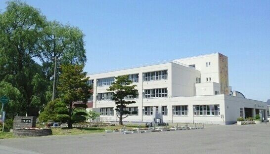 近くの深川市立一已小学校まで350m（徒歩5分）