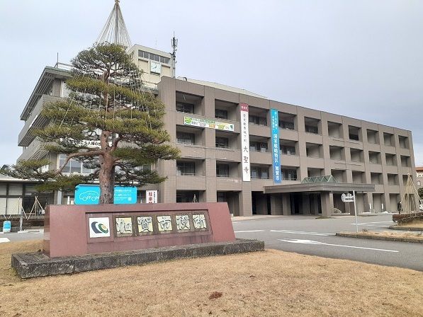 近くの加賀市役所まで2,800m（徒歩35分）
