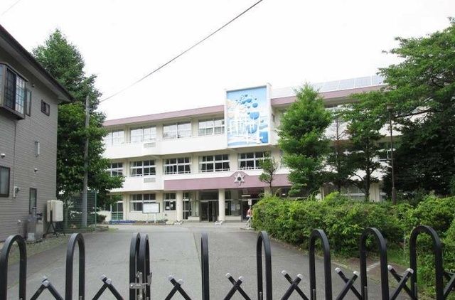 近くの明見小学校まで450m(徒歩6分)