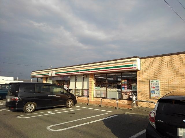 近くのセブンイレブン生桑町店まで1,300m（徒歩17分）